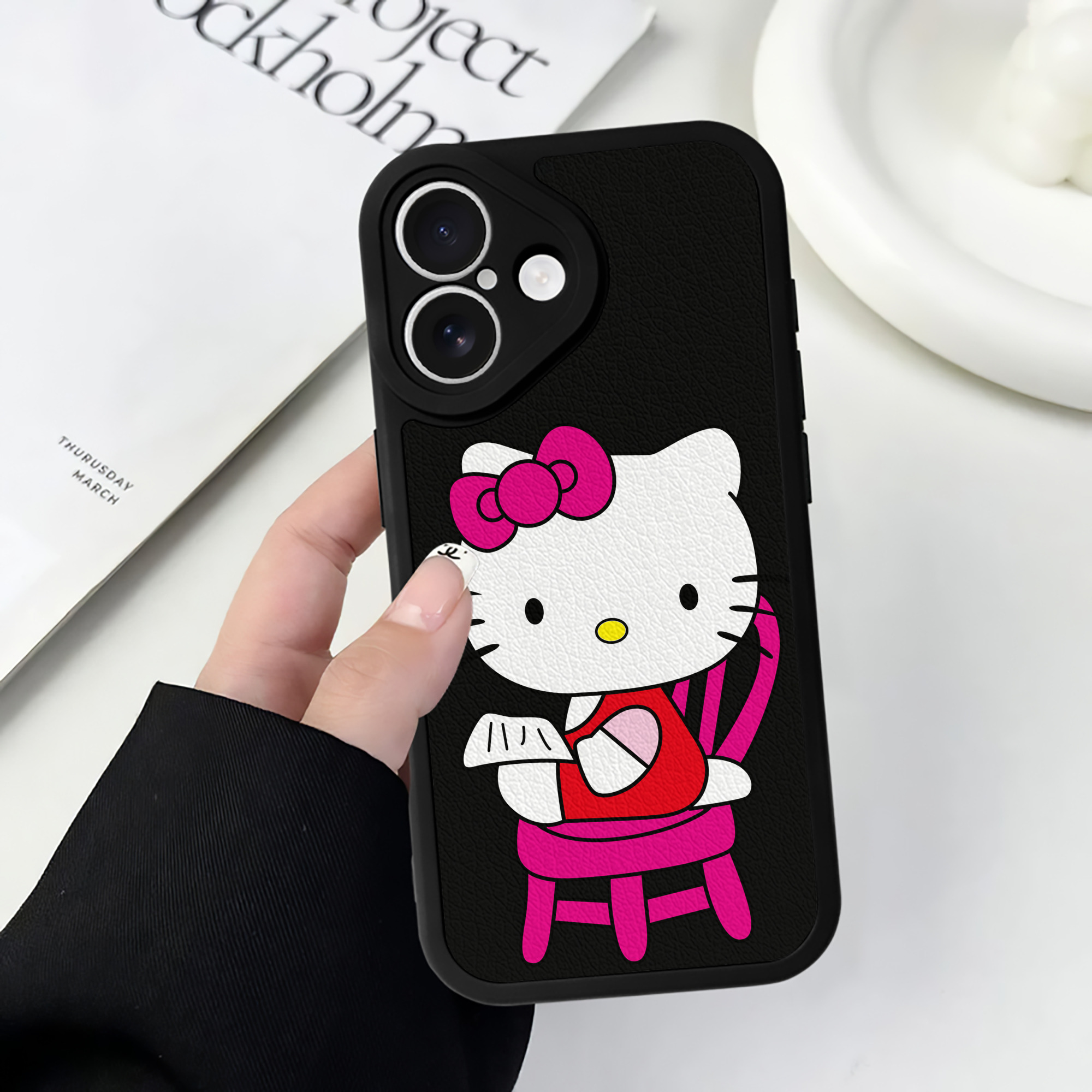 （画像用） Hello Kitty ハローキティ 【iPhone 16シリーズ対応】シリコンスマホケース（レザー調） 材質：シリコン